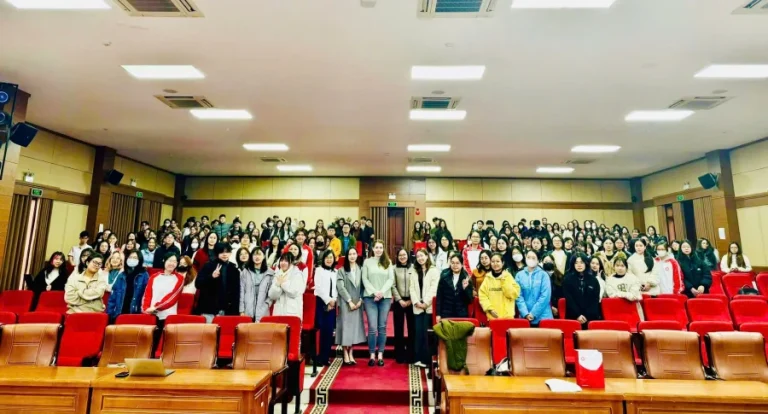 BÀI GIẢNG ĐẶC BIỆT “TRENDS IN DIGITAL AND SOCIAL MARKETING” CHO SINH VIÊN YÊU THÍCH LĨNH VỰC MARKETING SỐ