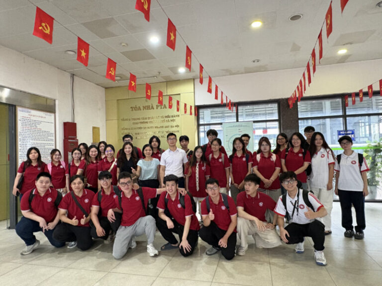 Đoàn giảng viên và sinh viên FTU chụp ảnh lưu niệm tại trụ sở Trung tâm Quản lý & Điều hành Giao thông Hà Nội.