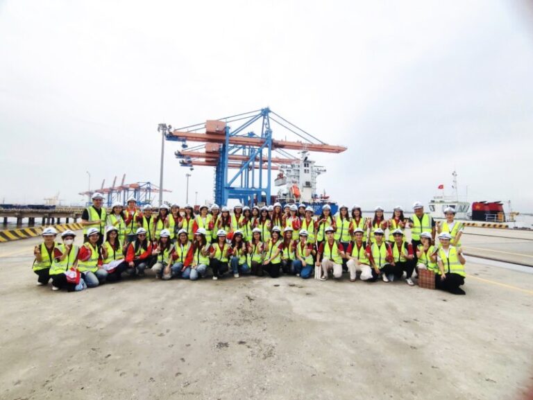 THAM QUAN THỰC TẾ CẢNG NAM ĐÌNH VŨ TRONG HỌC PHẦN LOGISTICS VÀ VẬN TẢI QUỐC TẾ